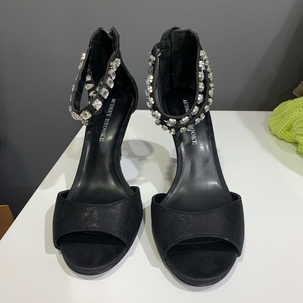 Audrey Brooke Black Pumps